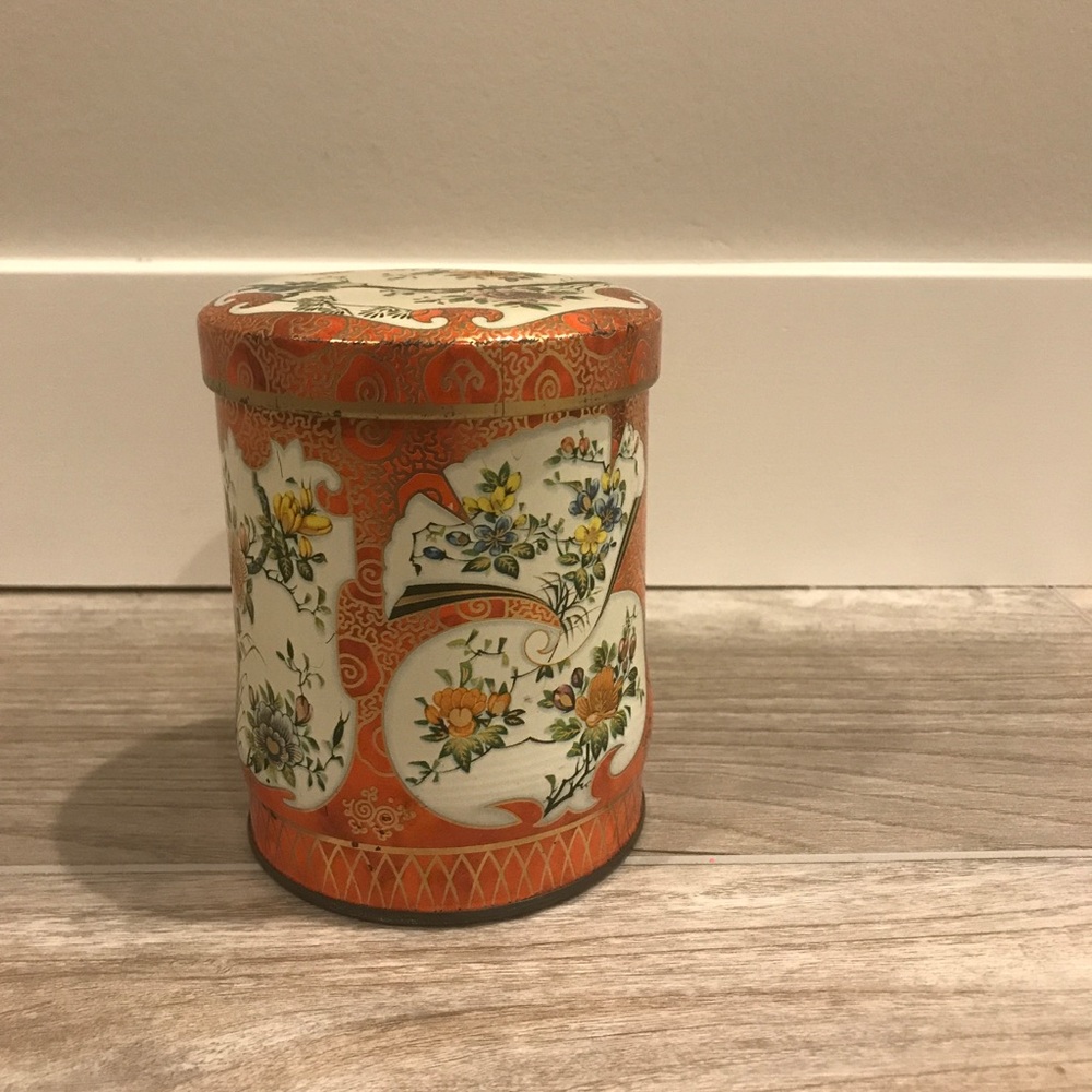 Vintage tin with lid